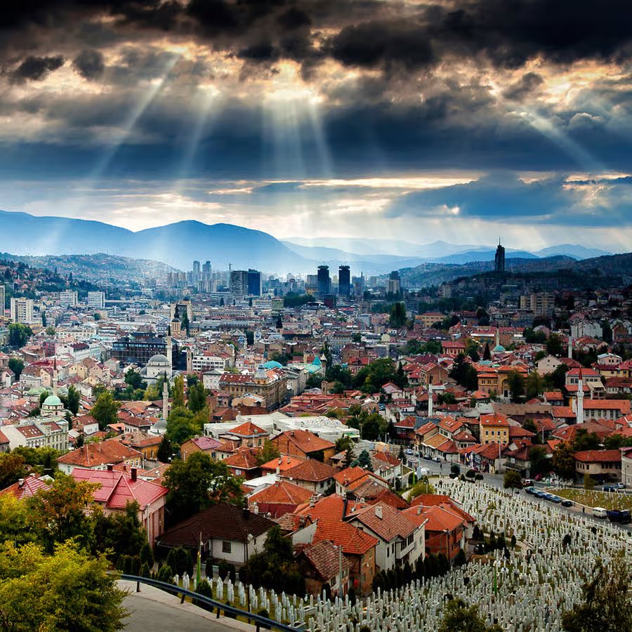 Poucas cidades no mundo são tão impactantes quanto Sarajevo.

A capital da Bósnia ainda exibe, nas paredes de seus prédios, as marcas da Guerra da Iugoslávia - feridas abertas que contam uma história de destruição, resistência e renascimento. Foi ali que aconteceu uma das grandes