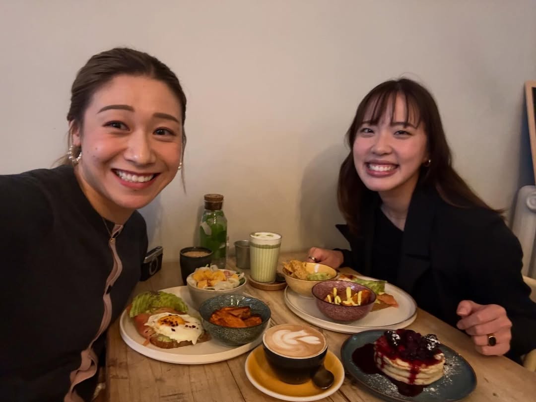 Aaaaah these pretty girls always find time to meet each other in between matches. Nakakatuwa.