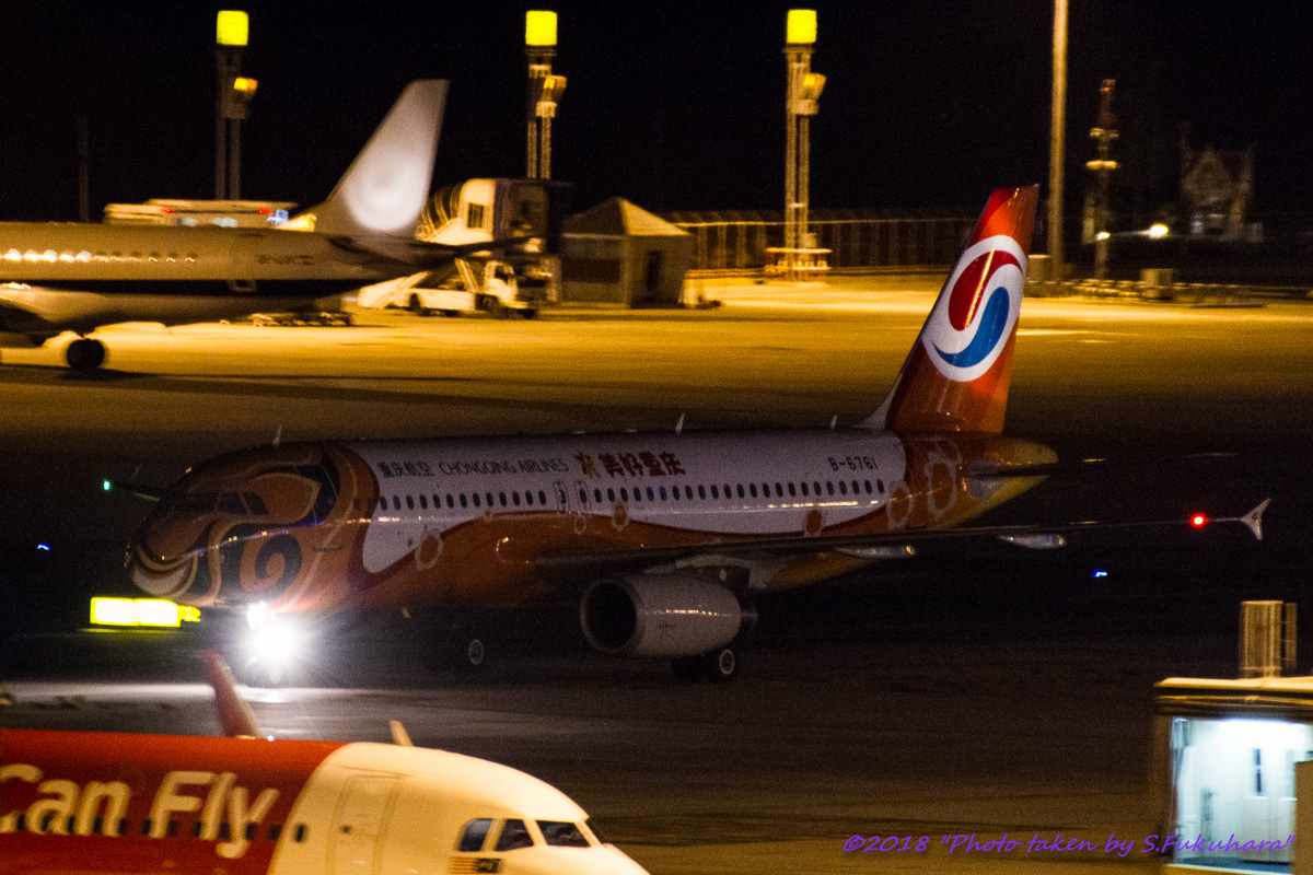 Tga380800's tweet photo. Airline:Chongqing Airlines
Aircraft:A320-200
Locations:HKT
Date:29/12/2017
Remarks:MeiHao Chongqing Livery
#ChongqingAirlines #重慶航空 #OQ
#Airbus #A320 #A320200
#HKT #PhuketInternationalAirport #プーケット国際空港 #VTSP
#飛行機好きな人と繋がりたい #飛行機好きな人 #飛行機写真 https://t.co/l023HUGFTt