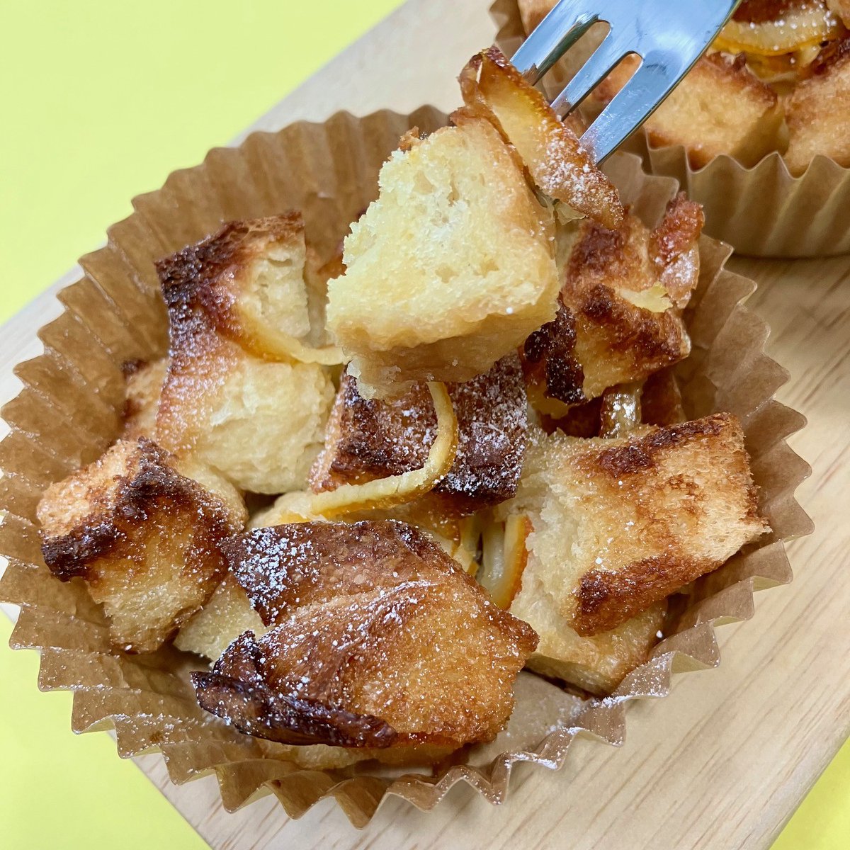 パンペルジュ

国産小麦100％の食パンをカットしてからオレンジの砂糖漬け入りの卵液に浸し、表面がカリッとするまで焼き上げます。中はしっとり、もちもちで、食感の違いが楽しい新商品。オレンジの風味が爽やかです。
wkobe.jp/bread/20251108/