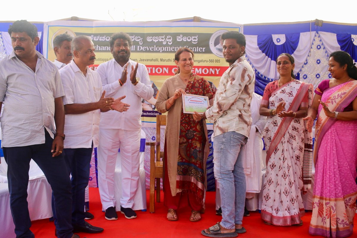 thekjgeorge's tweet photo. It is a matter of great happiness that #KelachandraFoundation celebrated a significant milestone today as our #SkillDevelopmentCentre in #Jeevanahalli held its "𝐂𝐨𝐮𝐫𝐬𝐞 𝐂𝐨𝐦𝐩𝐥𝐞𝐭𝐢𝐨𝐧 𝐂𝐞𝐫𝐭𝐢𝐟𝐢𝐜𝐚𝐭𝐞 𝐂𝐞𝐫𝐞𝐦𝐨𝐧𝐲", graced by the presence of Smt. #SujaGeorge.
A total of 170 students from the 11th, 12th, and 13th batches were awarded certificates upon completing free training programmes in Mobile Repair and Servicing, Electrical Technician, and Data Entry Operator courses.
This initiative has been instrumental in equipping individuals with practical, job-ready skills, enabling them to pursue meaningful careers and self-employment opportunities. Many of our graduates have already secured positions with reputed organisations such as Muthoot, TCS, Trilife Hospital, and others.
My heartfelt congratulations to all the students for their dedication and perseverance, and special thanks to Smt. #SujaGeorge for being part of the event on this special occasion and motivating the young trainees with her kind words.
It is deeply fulfilling to witness how this programme continues to empower individuals, transform lives, and strengthen communities — true to the vision and values of our #KelachandraFoundation.
@INCKarnataka @INCSarvagna @KJGeorgeOffice @KarnatakaVarthe @shcibengaluru #SkillDevelopment #SkillingSarvagnaNagar