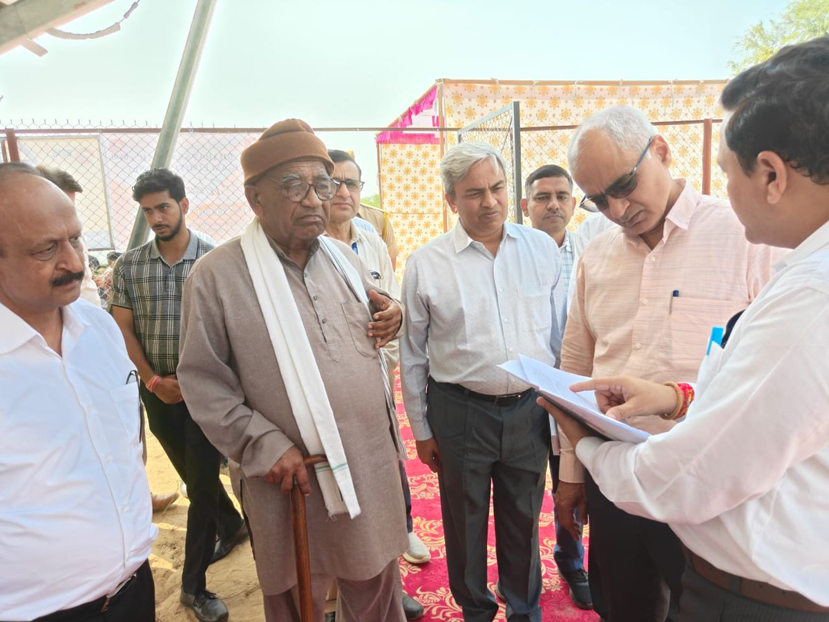 DoT_India's tweet image. Secretary Telecom Dr. Neeraj Mittal visited BSNL’s 4G Saturation Site at Shivnagar, Jodhpur, one of the sites launched by Hon’ble PM on 27 September 2025. He interacted with the Sarpanch and villagers who shared how indigenous 4G connectivity is transforming lives — from…
