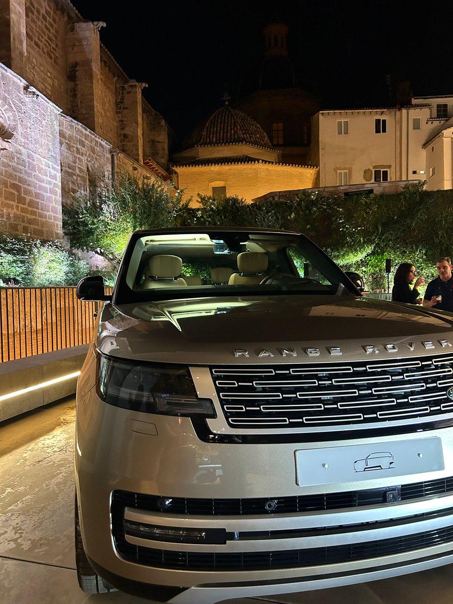 eyasaez's tweet photo. 🎨🚙 Unimos el arte con el diseño más vanguardista.

Un orgullo haber organizado el evento experiencial de Range Rover en el impresionante marco del Centro de Arte Hortensia Herrero.

¡Una fusión inolvidable de lujo, cultura y exclusividad! ✨
#RangeRover #HortensiaHerrero https://t.co/fpkqYEjRaH
