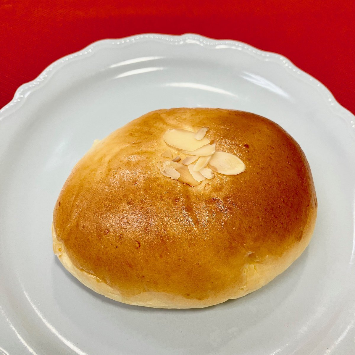 しぼりたてクリームパン

看板商品のクリームパンの進化系。後入れ製法で自家製カスタードクリームを通常の1.5倍注入しています。頰張ればフレッシュなとろとろクリームが口の中いっぱいに広がり、至福の味わいです。
wkobe.jp/bread/20251116/