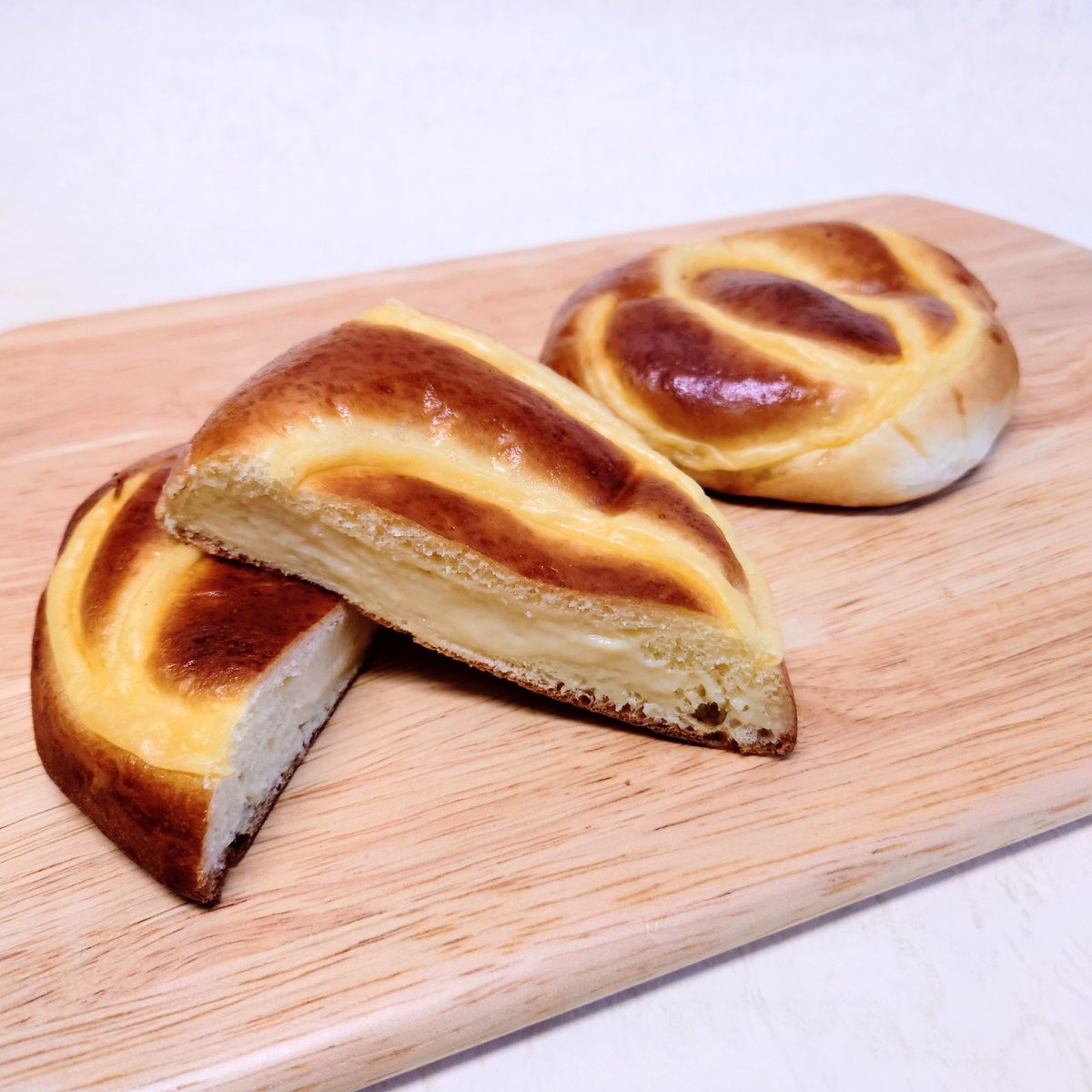 クリームパン

卵黄をたっぷり使った生地はほんのり黄味を帯び、ふんわりソフトな食感が楽しめます。自家製カスタードクリームは、クリーミーで口溶けが良く、程よい甘さが魅力。菓子パン部門で根強い人気のロングセラーです。
wkobe.jp/bread/20251122/