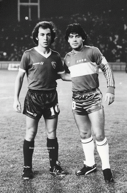 MaradonaPICS's tweet photo. Buen día. Hoy seguimos como todos los días hace más de diez años porque nosotros nos acordamos de Diego todo el año. Gracias a todos por el apoyo!

Miren esta foto con el Bocha en el verano de 1982 en Mar del Plata. https://t.co/7RhQKrnNvN
