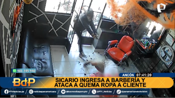 PanamericanaTV's tweet image. BDP EnVivo | TERRIBLES IMÁGENES. Cámara capta cuando sicario ingresa a barbería y ataca violentamente a cliente en #Ancón.
Míranos EN VIVO ►ptv.pe/vivo
#PanamericanaTelevisión  @FiscaliaPeru  @PoliciaPeru