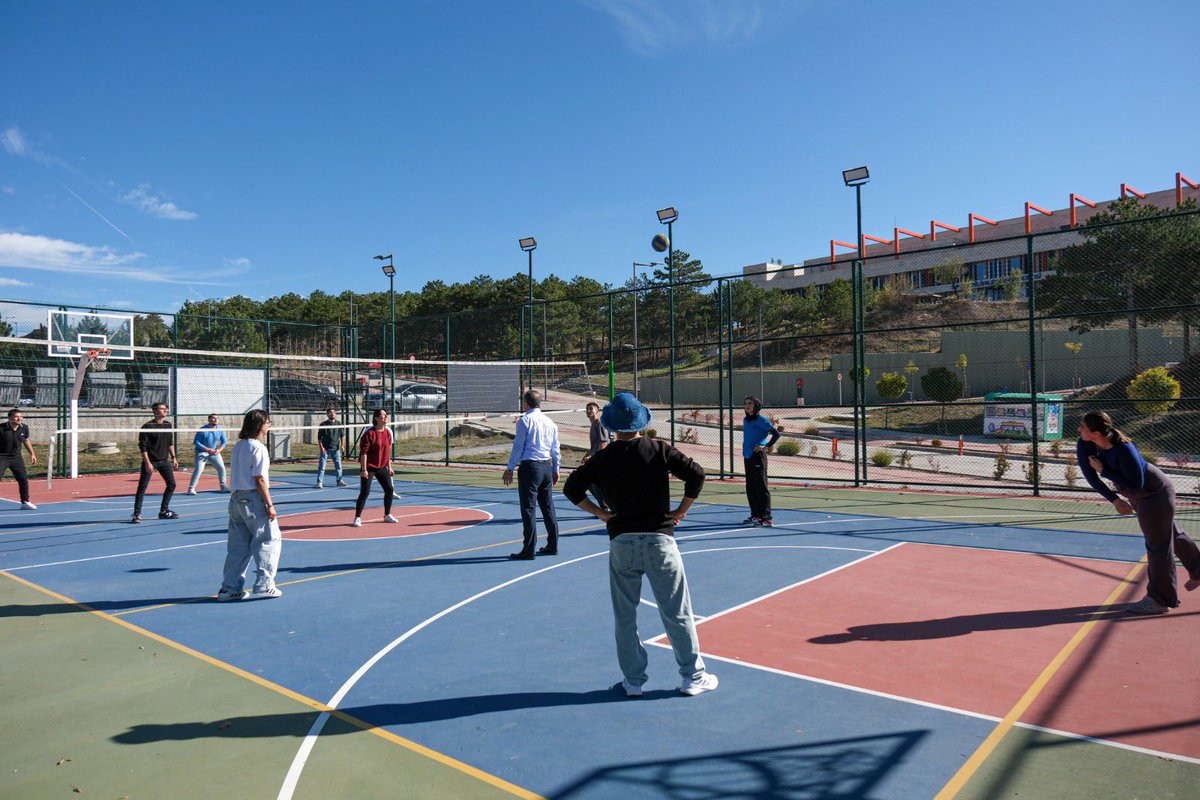 Kampüs + sonbahar güneşi + voleybol = Biz!😎 🏐☀️🍂

#HititÜniversitesi <a href="/ProfAliOzturk/">Ali Osman Öztürk</a>