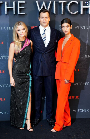 LunaM06's tweet photo. @cavilldelrey @sapphicyen OG fam was close in S1, S2, S3. Body language in the pics proves it. Nobody needed to say they’re close, they’re happy, they're having fun together.😎

Body language in S4 pic. New fam aint close. We need to keep saying they’re close, they’re happy, they're having fun together.🙄 https://t.co/0WueNq7tFP
