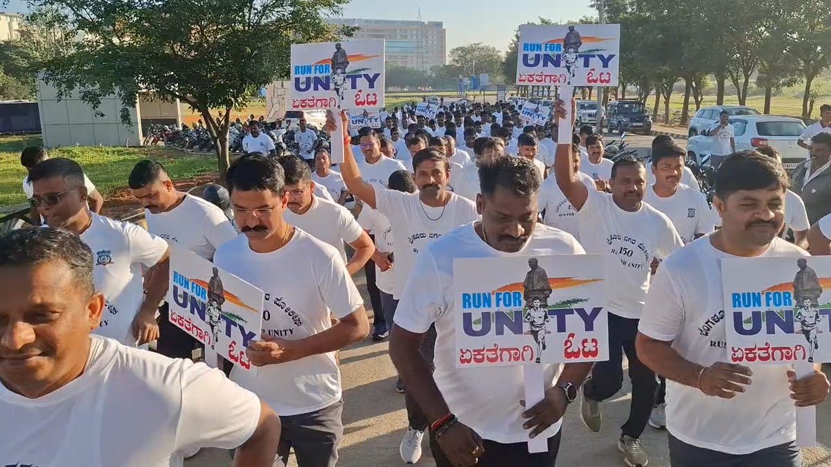 ಈ ದಿನ ದಿವಂಗತ ಸರ್ದಾರ್ ವಲ್ಲಭಭಾಯಿ ಪಟೇಲ್ ರವರ 150 ನೇ ಜನ್ಮದಿನೋತ್ಸವದ ಅಂಗವಾಗಿ (RUN FOR UNITY) ಏಕಾತ ಓಟವನ್ನು ಹಮ್ಮಿಕೊಂಡಿದ್ದು, ಕಾರ್ಯಕ್ರಮದಲ್ಲಿ ಉಪವಿಭಾಗದ ಎಲ್ಲ ಅಧಿಕಾರಿ ಸಿಬ್ಬಂದಿಗಳು ಹಾಗೂ ಸಾರ್ವಜನಿಕರು ಭಾಗವಹಿಸಿದ್ದು ಮತ್ತು ರಾಷ್ಟ್ರೀಯ ಏಕತಾ ದಿವಸದ ಪ್ರತಿಜ್ಞೆಯನ್ನು ಸ್ವೀಕರಿಸಲಾಯಿತು.