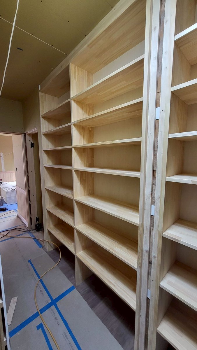 kuuwork's tweet image. 天井までの大きな本棚を製作してます。