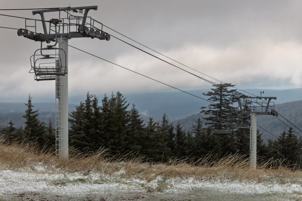 ❄️🎃 A little Halloween dusting was the perfect treat! It wasn't much, but enough to get us excited for more.

Don't forget, Flex 3 Passes jump from $199 to $249 at midnight tonight! Lock in 3 flexible days of the region's best skiing for less than $67/day.

#wvwx #snowshoemtn