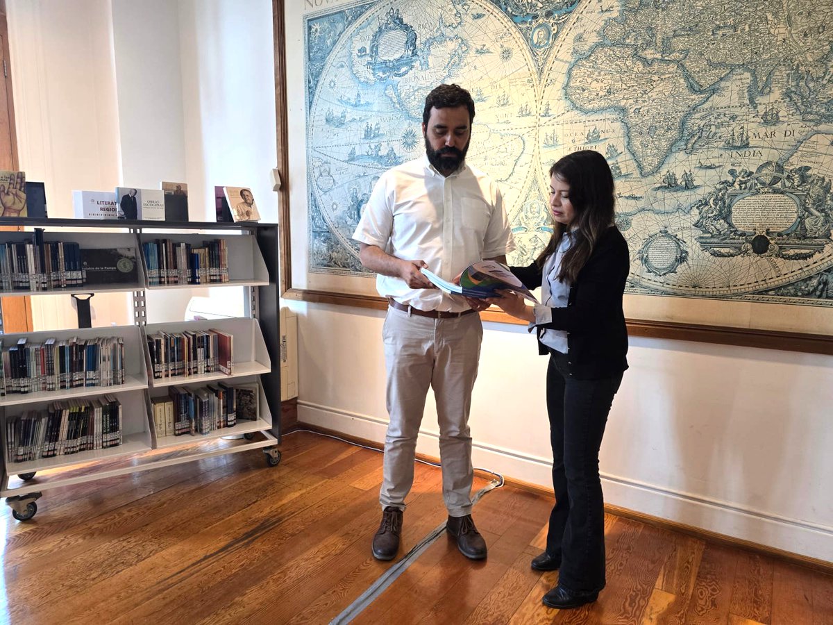 Adapta_Clima's tweet image. #ODS4 📚 Educación ambiental para las nuevas generaciones
Desde #AdaptaClima entregamos guías de educación básica y media a la @BibliotecAntofa 🇨🇱.

Este material estará disponible en el Salón de la Memoria para apoyar el aprendizaje de niñas/os y jóvenes sobre cambio climático.