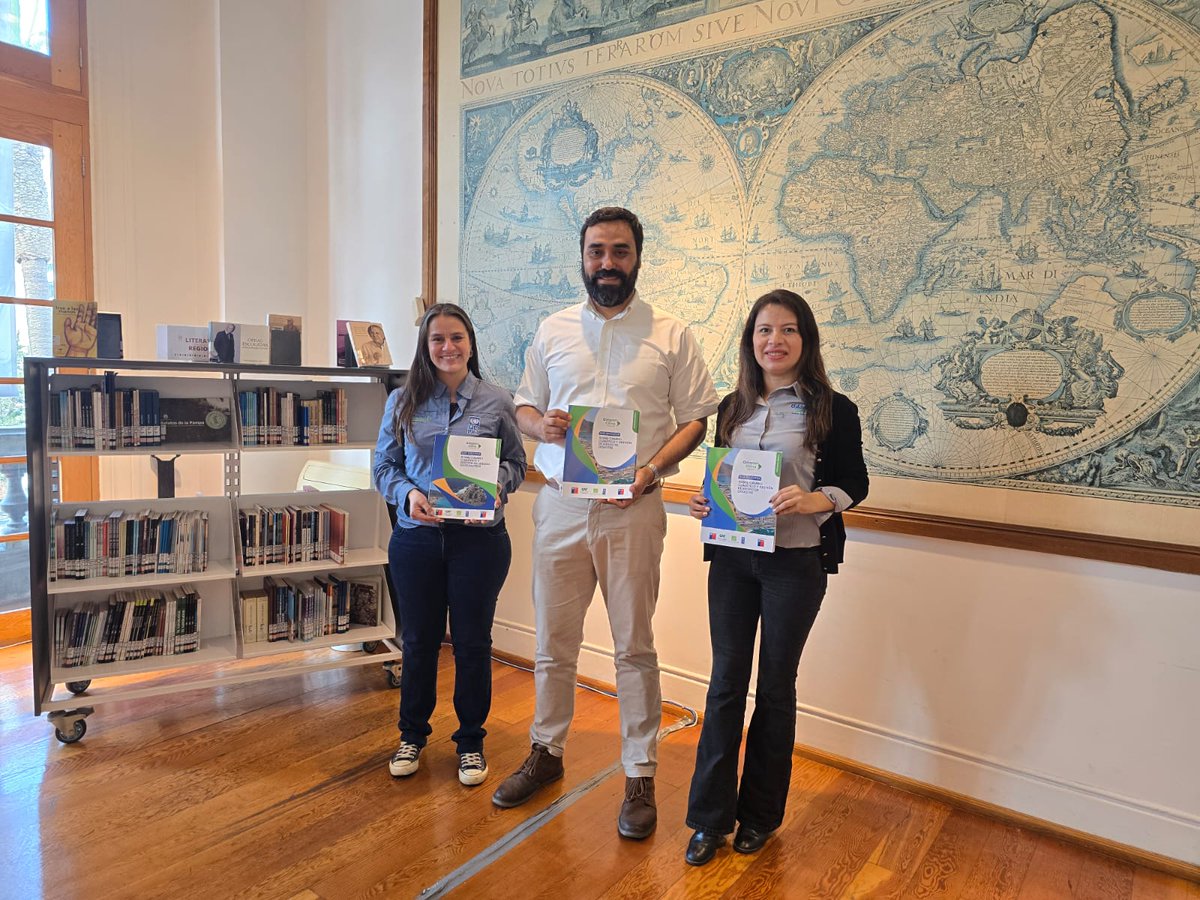 Adapta_Clima's tweet image. #ODS4 📚 Educación ambiental para las nuevas generaciones
Desde #AdaptaClima entregamos guías de educación básica y media a la @BibliotecAntofa 🇨🇱.

Este material estará disponible en el Salón de la Memoria para apoyar el aprendizaje de niñas/os y jóvenes sobre cambio climático.