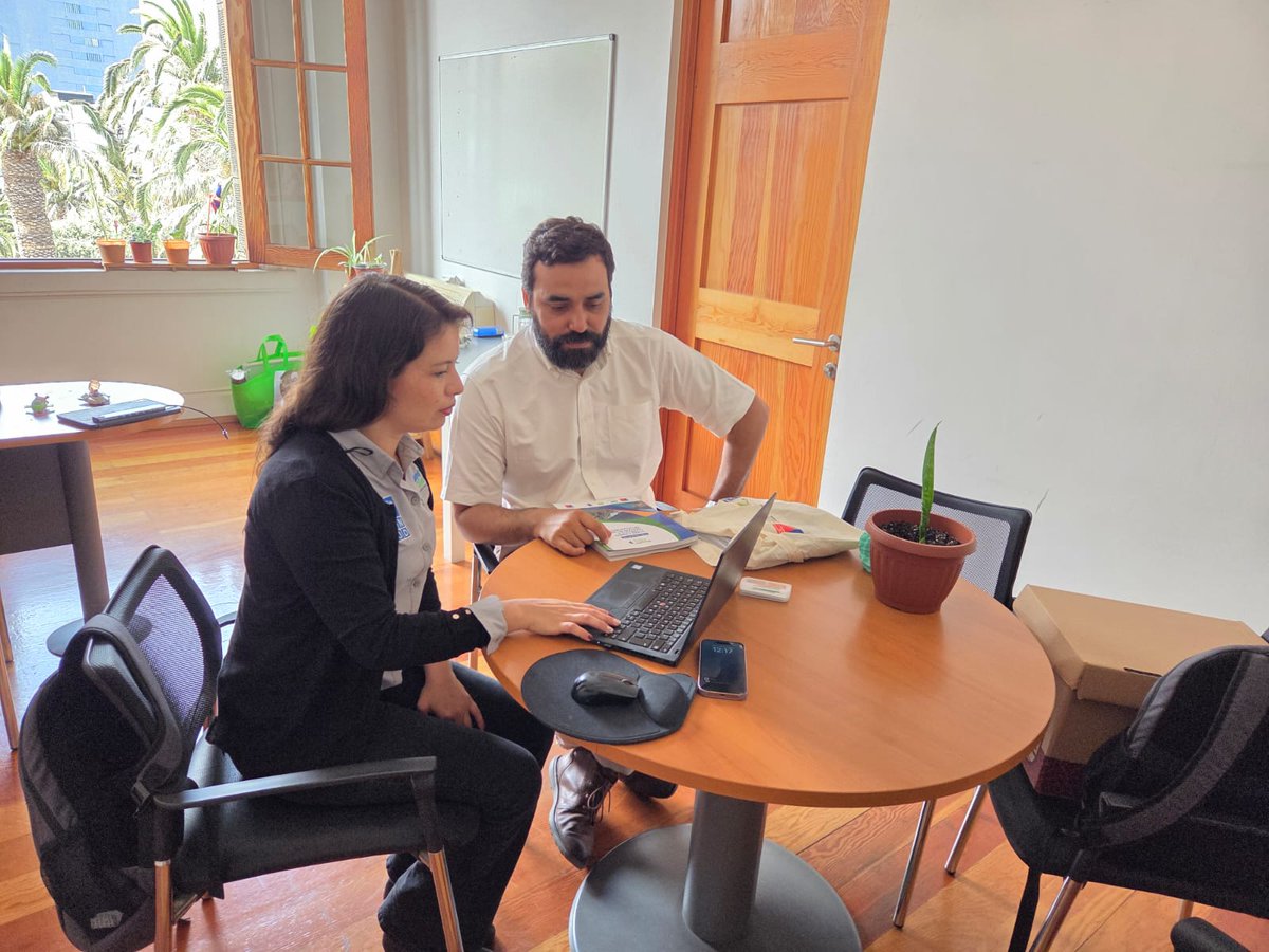 Adapta_Clima's tweet image. #ODS4 📚 Educación ambiental para las nuevas generaciones
Desde #AdaptaClima entregamos guías de educación básica y media a la @BibliotecAntofa 🇨🇱.

Este material estará disponible en el Salón de la Memoria para apoyar el aprendizaje de niñas/os y jóvenes sobre cambio climático.