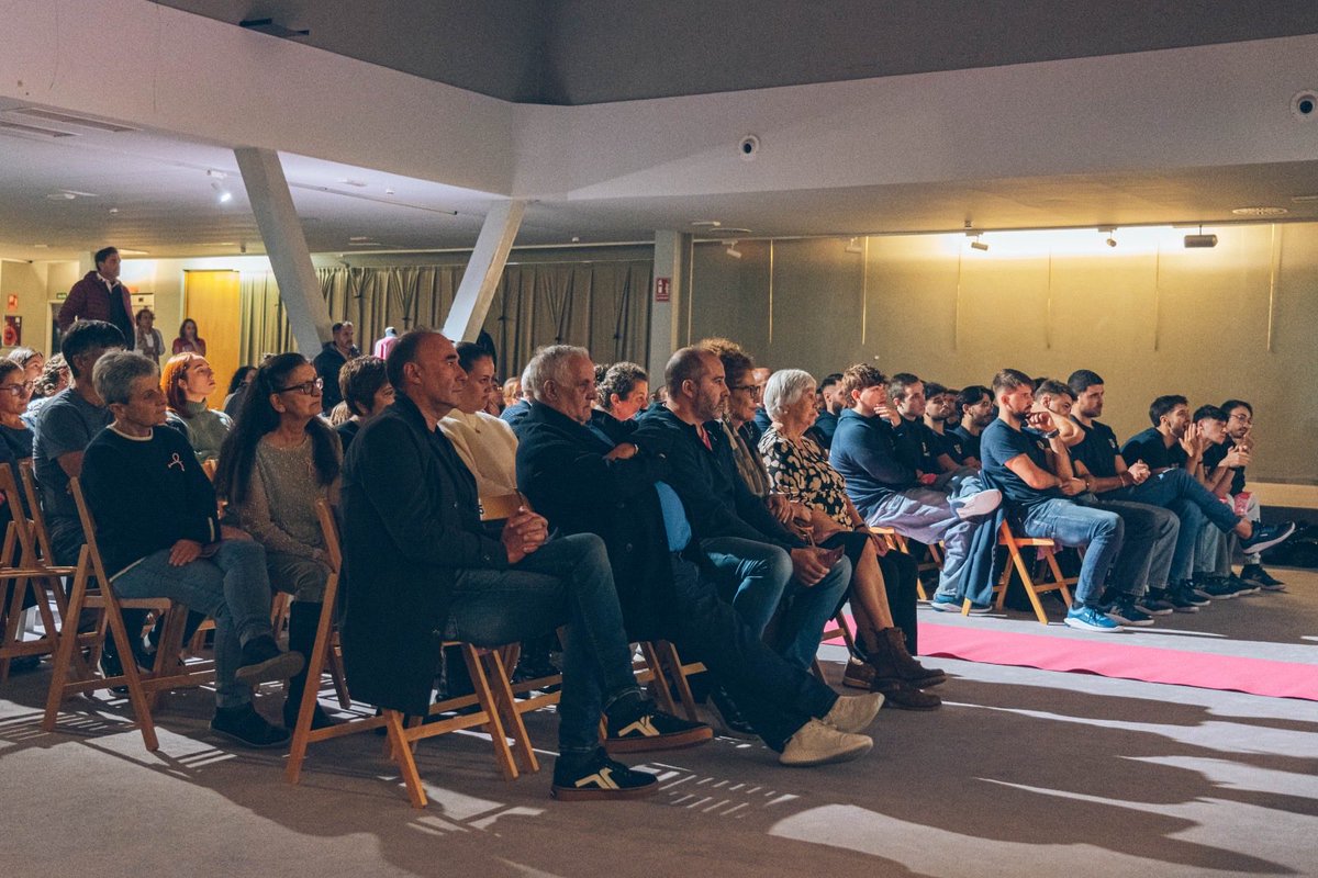 O de onte no Auditorio de Cangas non tivo sentido. Unidos e unidas por unha boa causa, todo saiu rodado!

Grazas por colaborar, por aportar e sobre todo por ser parte disto.