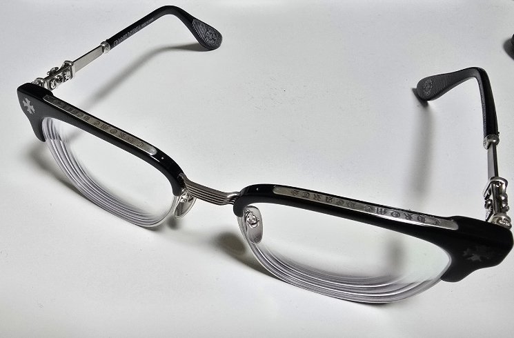 ejlHSNf0qag3i72's tweet image. Chrome Hearts BONENNOISSEUR II

掛けた瞬間、空気が変わる。
造形が完璧すぎて、ただ見惚れた。

＃ChromeHearts #Frame