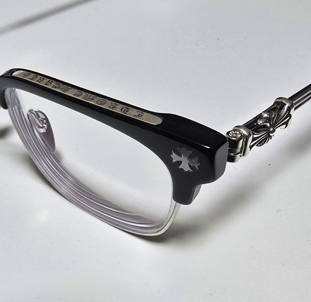 ejlHSNf0qag3i72's tweet image. Chrome Hearts BONENNOISSEUR II

掛けた瞬間、空気が変わる。
造形が完璧すぎて、ただ見惚れた。

＃ChromeHearts #Frame