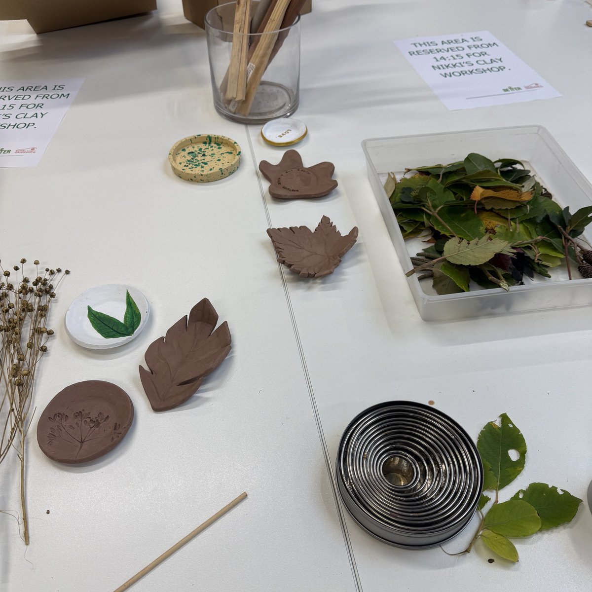 ElthamLibrary's tweet image. A huge thank you to Nikki from Studio H.I.O.M.E for leading a winter clay trinket tray workshop at #ElthamLibrary yesterday! The children loved learning different techniques and tricks to manipulate the clay into various shapes. We had so much fun! 🌿 #LoveYourLibrary