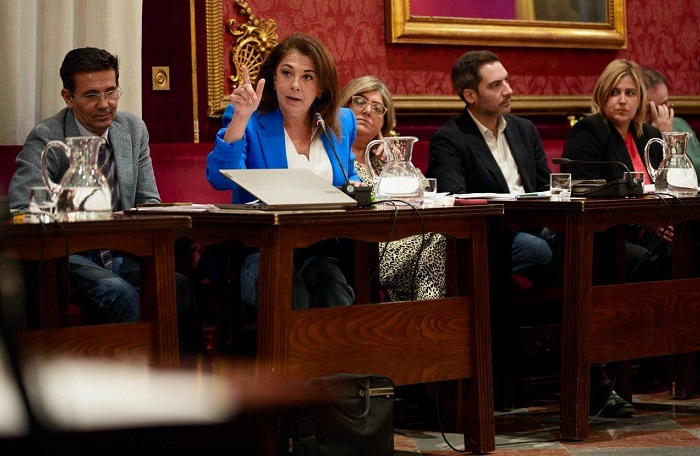 Carazo "aprueba quitar 600.000 € de las escuelas infantiles para pagar el transporte urbano", denuncia el <a href="/granadapsoe/">PSOE Granada Capital</a> 

👉 <a href="/RaquelRuz1/">Raquel Ruz</a> la acusa de "descapitalizar las escuelas infantiles para tapar los agujeros que ha provocado con su nefasta gestión"
⬇️
elindependientedegranada.es/politica/caraz…