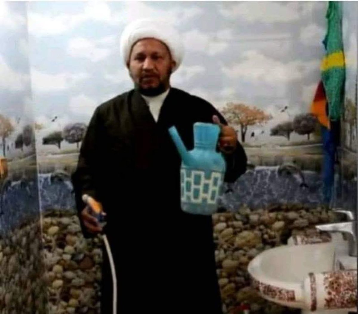 الشرق الأوسط محترك 
شهيد العتابي يصور بالتواليت

الله يطيح حظك الجولاني وكلابه  اذا صدك🤣