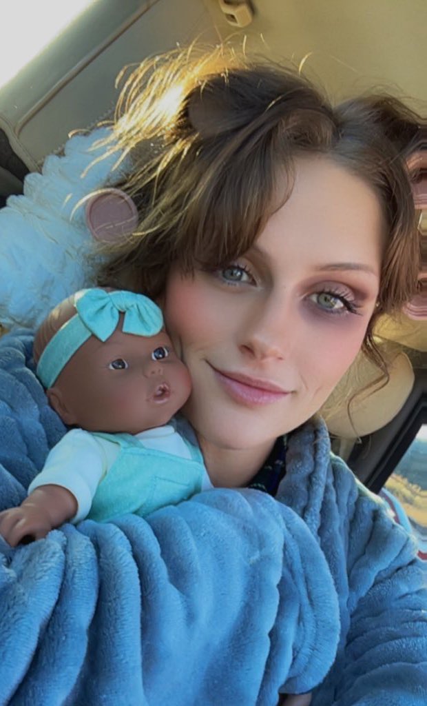 Happy Halloween

But don’t message me unless you make 6figures and want to step up and be a real man for me and lil baby Jonte’