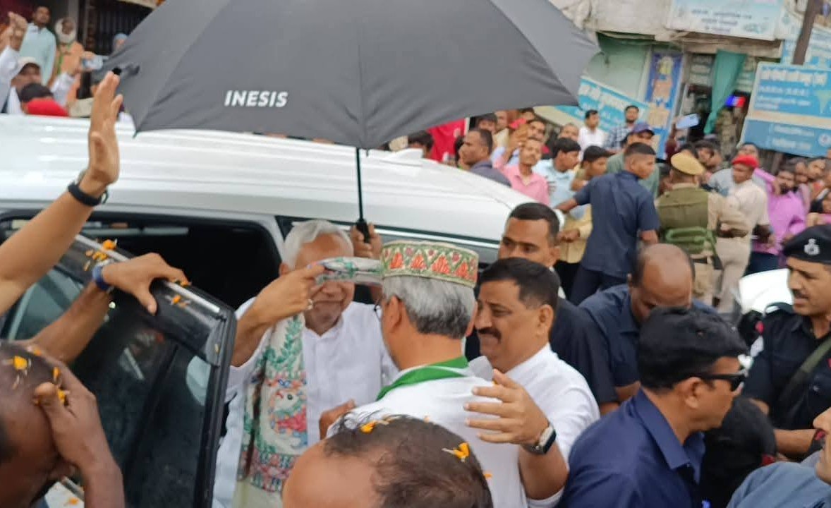 SanjayJhaBihar's tweet photo. माननीय मुख्यमंत्री @NitishKumar जी ने आज दिनभर रुक-रुक कर हुई बारिश के बावजूद सड़क मार्ग से ढाई सौ किलोमीटर से अधिक लंबी यात्रा की, मिथिला के 11 विधानसभा क्षेत्रों में भव्य रोड शो कर लोगों के साथ सीधा संवाद किया और NDA समर्थित प्रत्याशियों को भारी मतों से विजय बनाने की अपील की।
उन्होंने #समस्तीपुर जिले में मोरवा, उजियारपुर, विभूतिपुर, रोसड़ा और वारिसनगर, #दरभंगा जिले में बेनीपुर, कुशेश्वरस्थान, अलीनगर और दरभंगा ग्रामीण, तथा #मधुबनी जिले में फुलपरास और लौकहा विधानसभा क्षेत्रों का दौरा किया। इस दौरान अपने प्रिय नेता के अभिनंदन हेतु उमड़े क्षेत्रवासी फिर से प्रचंड बहुमत के साथ NDA सरकार बनाने के लिए उत्साहित दिखे।
इससे पहले सुबह पटना में मौसम खराब होने के कारण मुख्यमंत्री जी का हेलीकॉप्टर नहीं उड़ सका, जिससे समस्तीपुर, दरभंगा और मधुबनी जिले में आज होने वाली उनकी चुनावी जनसभाएं नहीं हो सकीं।
#BiharChunav #BiharElections #BiharElection2025 #2025FirSeNitish @Jduonline