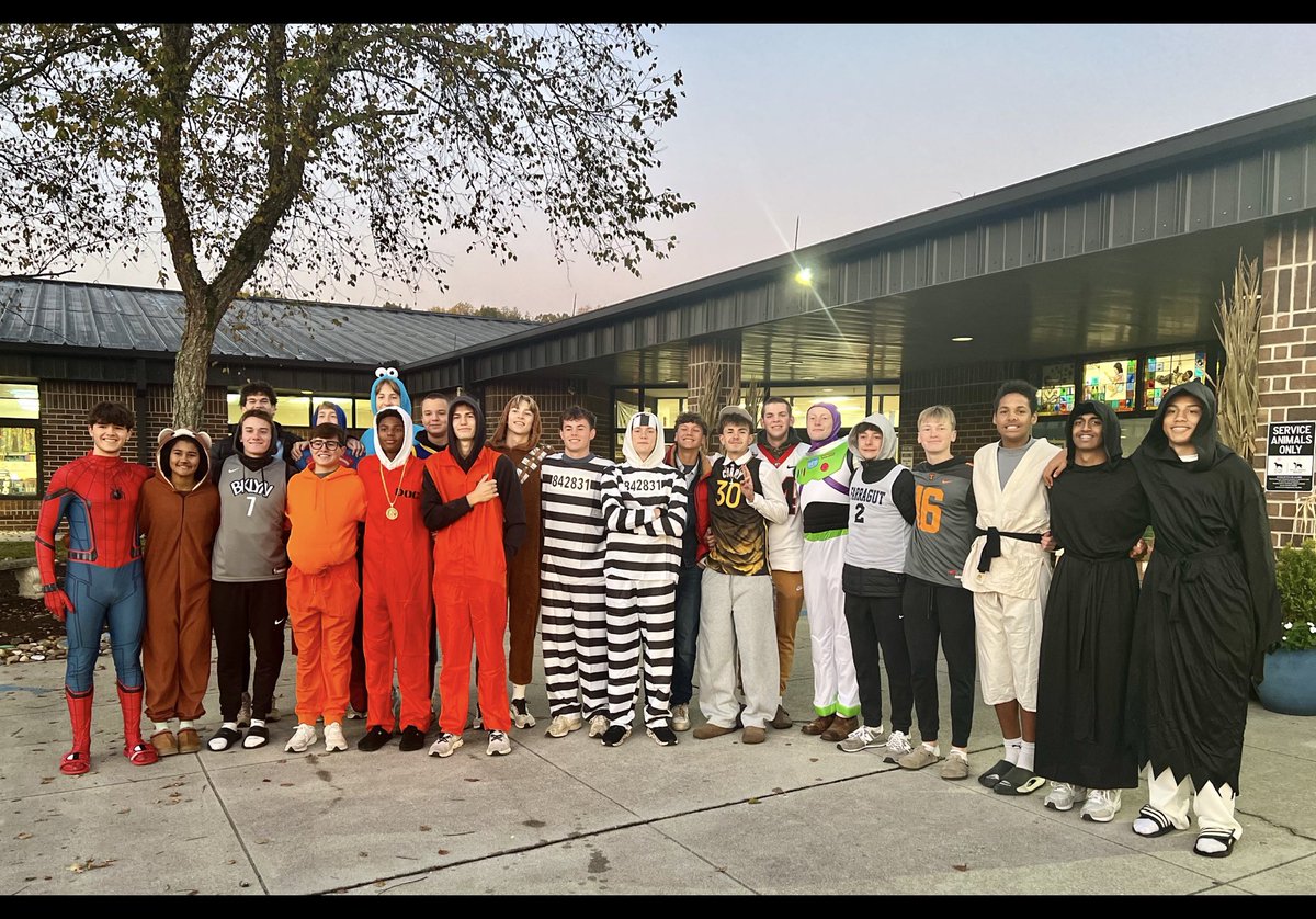 coachtatefhs20's tweet photo. The Farragut Admirals Basketball Team was in the Halloween spirit this morning!  🎃 👻 🏀⚓️
Opening car doors and greeting students at Farragut Primary School!  The Ads’ season opener is November 20 versus Alcoa 

⁦@FHSbball⁩ ⁦@5StarPreps⁩ ⁦@prepxtra⁩ https://t.co/OEFl70CncW