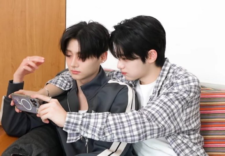 geoncenter's tweet photo. geonwoo’s     wife               son https://t.co/HWUGkECKkj