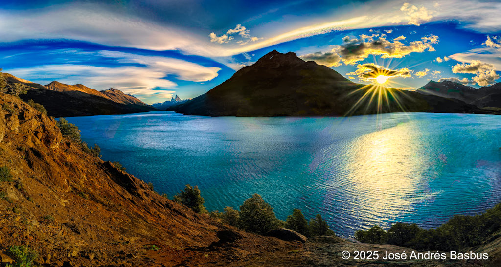 BasbusJose's tweet image. Panorama a la puesta del sol desde un mirador en altura sobre la cabecera norte del Lago del Desierto, Provincia de Santa Cruz, Patagonia Argentina. 28/02/24, 20:56 horas. Al fondo, a 48 km de distancia, se ve la cara norte del Monte Fitz Roy.
