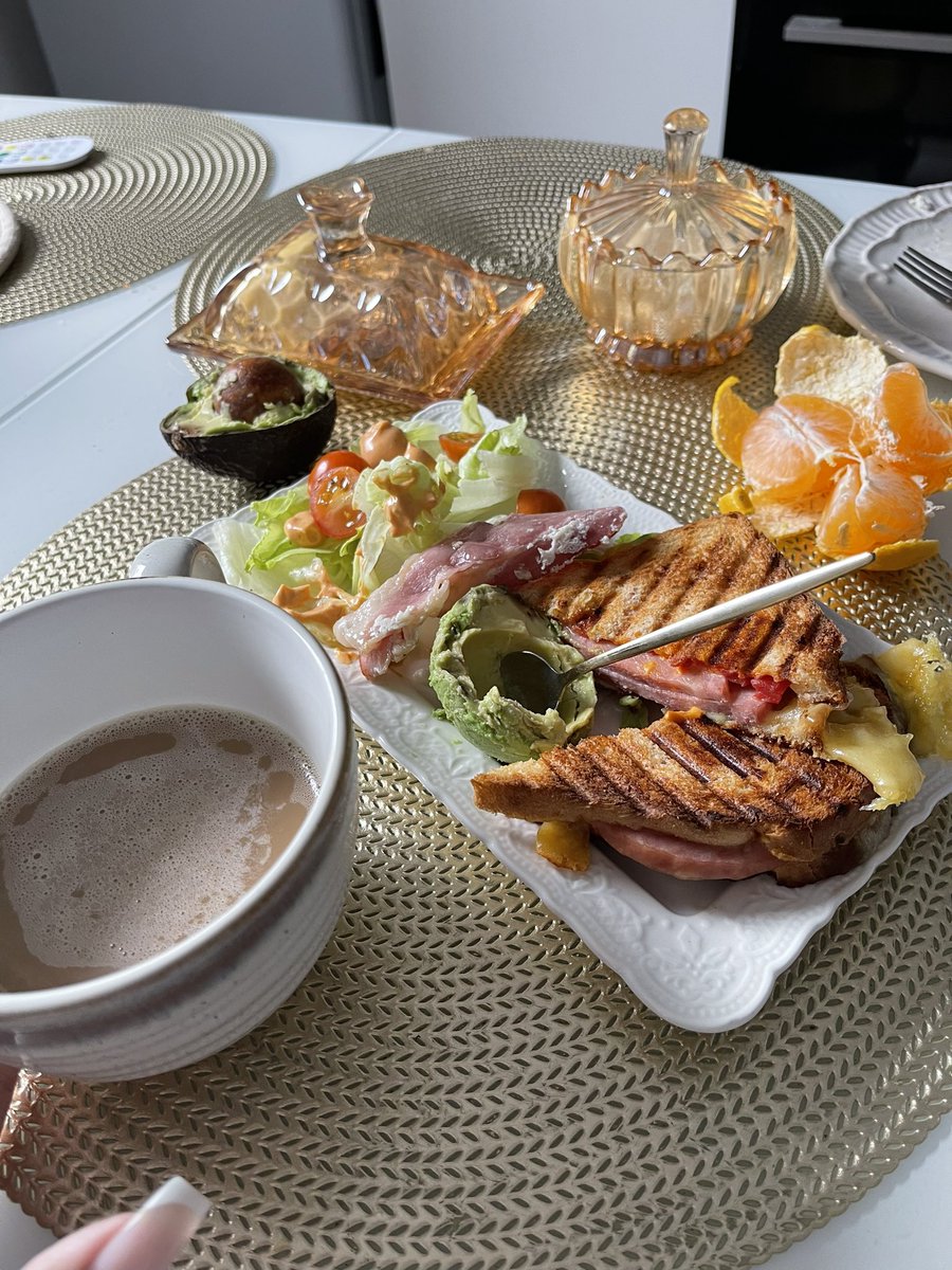 утро к вечеру нормально 
какая то спячка напала
вспомнить не могу, когда я вообще столько спала как сейчас