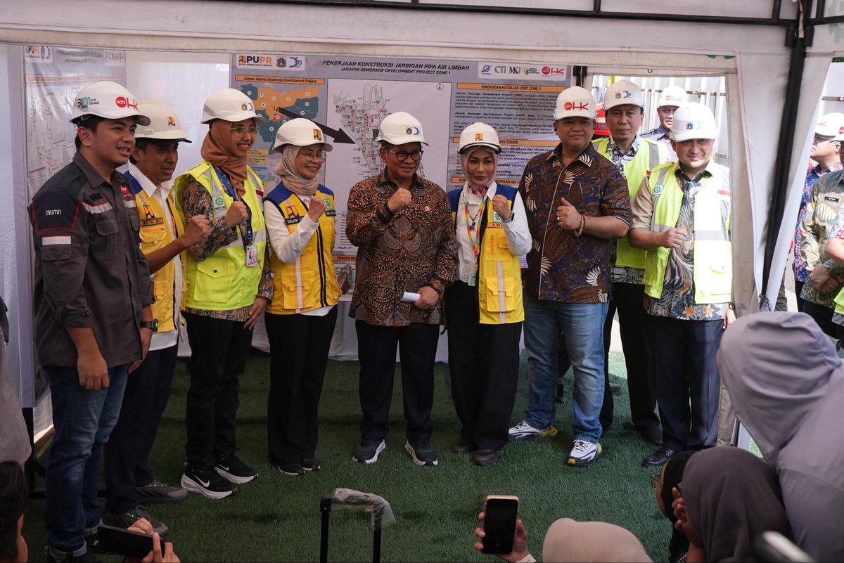 kotajakut's tweet image. Gubernur Pramono Anung meninjau proyek JSDP Zona 1 di Pluit — fasilitas bawah tanah pengolah limbah terbesar yang akan layani 1 juta warga Jakarta! (30/10)💧🌆 #JSDP #JakartaUtara