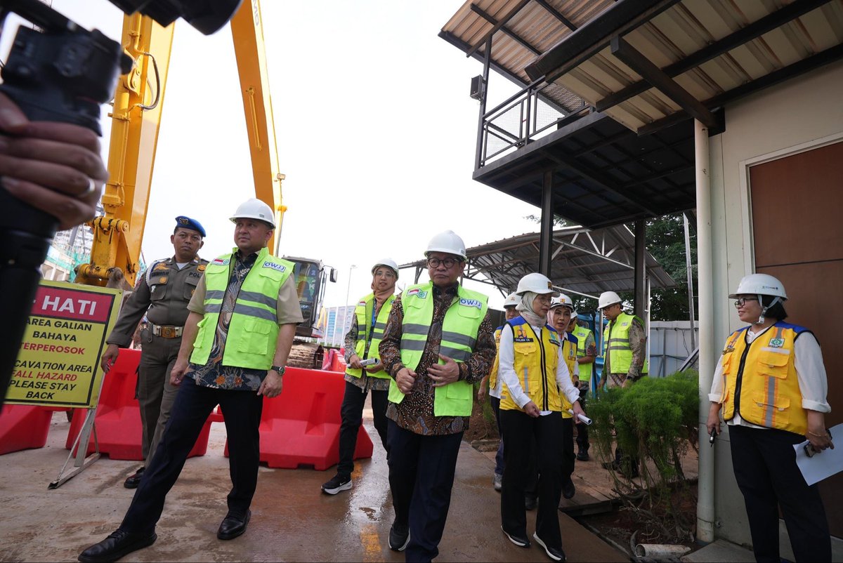 kotajakut's tweet image. Gubernur Pramono Anung meninjau proyek JSDP Zona 1 di Pluit — fasilitas bawah tanah pengolah limbah terbesar yang akan layani 1 juta warga Jakarta! (30/10)💧🌆 #JSDP #JakartaUtara