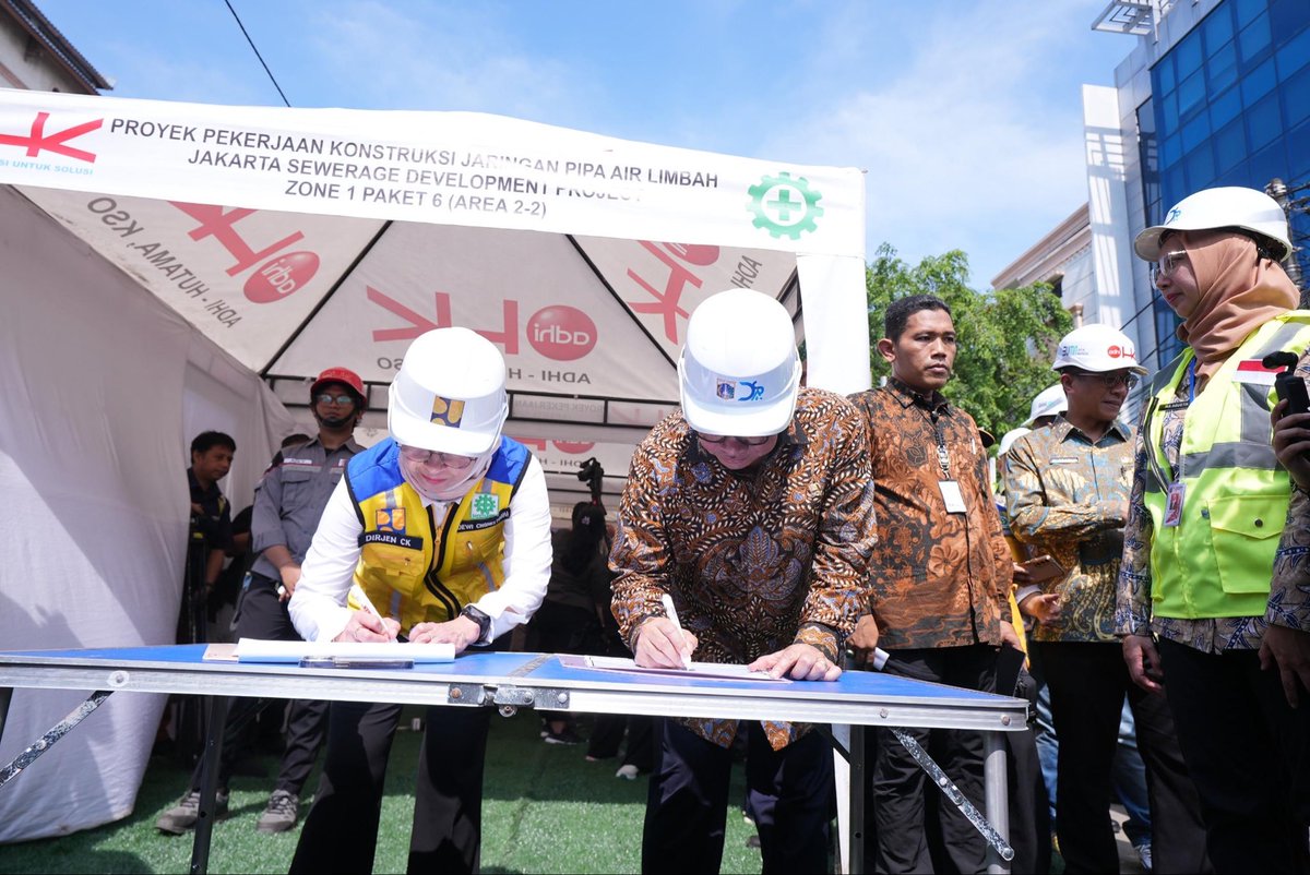 kotajakut's tweet image. Gubernur Pramono Anung meninjau proyek JSDP Zona 1 di Pluit — fasilitas bawah tanah pengolah limbah terbesar yang akan layani 1 juta warga Jakarta! (30/10)💧🌆 #JSDP #JakartaUtara