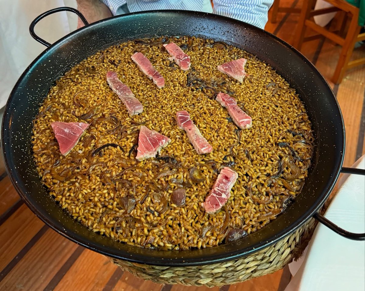 Hoy es el #DíaInternacionaldelArroz , y no hay mejor forma de celebrarlo que comer un buen arroz en un restaurante... de El Campello, faltaría más 😋 Porque nuestros cocineros son los mejores especialistas.
En la foto, arroz de atún rojo y cebolla morada, del Restaurante La Peña
