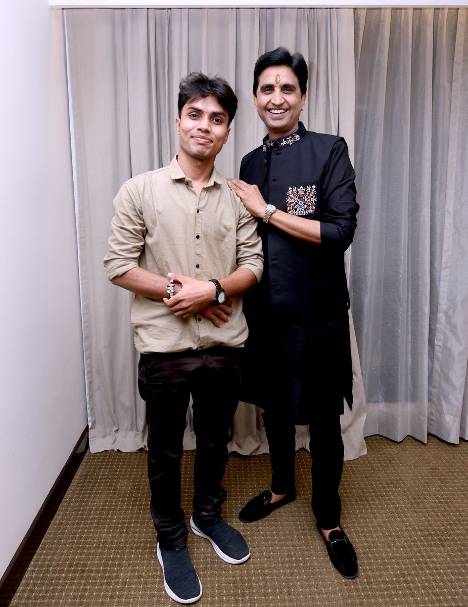 न्यूज़ 24 मध्य प्रदेश-छत्तीसगढ़ एवं लल्लूराम डॉट कॉम द्वारा आयोजित भव्य 'कवि सम्मेलन' में ओजस्वी वक्ता, युग कवि प्रिय डॉ. कुमार विश्वास भैया की प्रस्तुति ने इस कार्यक्रम को ऊर्जा से भर दिया।
प्रदेश भर से आये सभी साहित्य प्रेमियों और युवा कवियों की सहभागिता से आयोजन अत्यंत सफल एवं