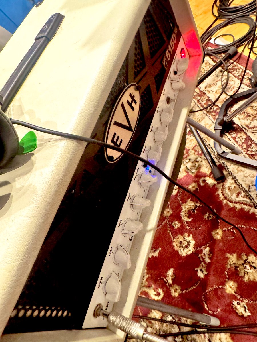 さいっっっこうなの録れた

あとはギターレコーディングと歌！

ギターレコーディングは 自分のスタジオで引き続き頑張るよお〜！！