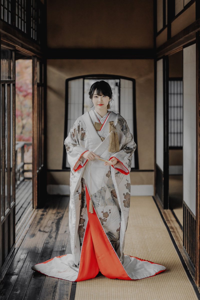 rockrockrock232's tweet image. 夫の待ち受け用候補の写真があまりにもよすぎてもらったんだけど、セピア調?のフィルターがロケーションや着物の感じに合う、赤が映えてよい