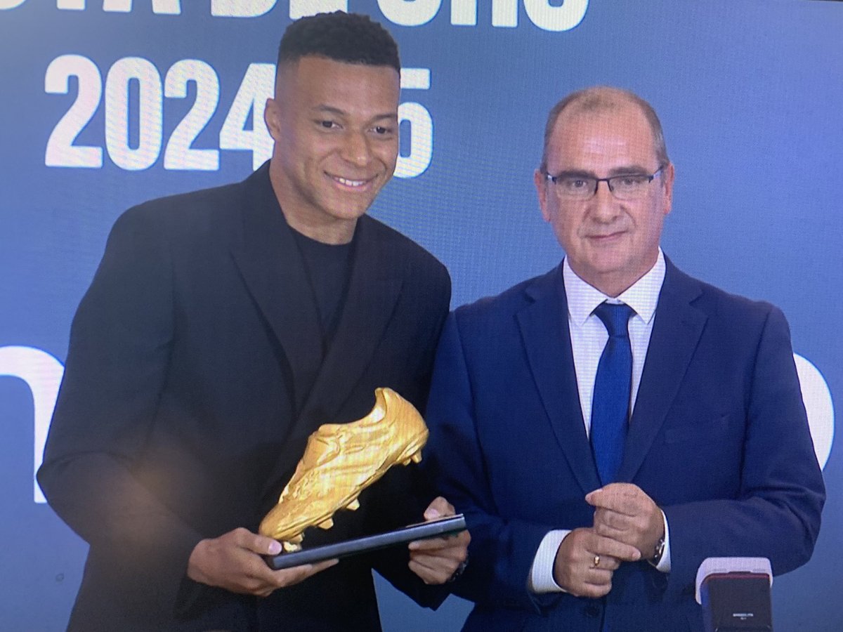__mcu_'s tweet image. IT HAPPENED 

MBAPPE IS A GOLDEN BOOT WINNER 🤍