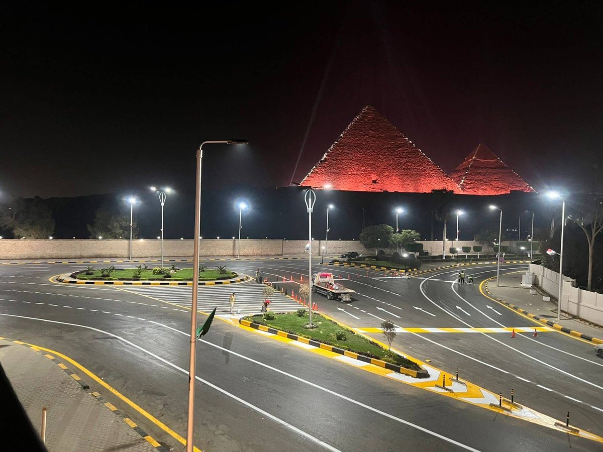 ياريت بعد أذنكم اللى ينزل الشارع 
يوم السبت مينزلش بالجزمه 
علشان ماسحين😂😂😂😂