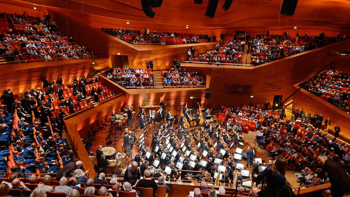 operalastnight's tweet image. Veni Creator Spiritus...Mahler 8 with an entirely professional (adult) chorus for the DR Symphony Orchestra centenary. #Mahler