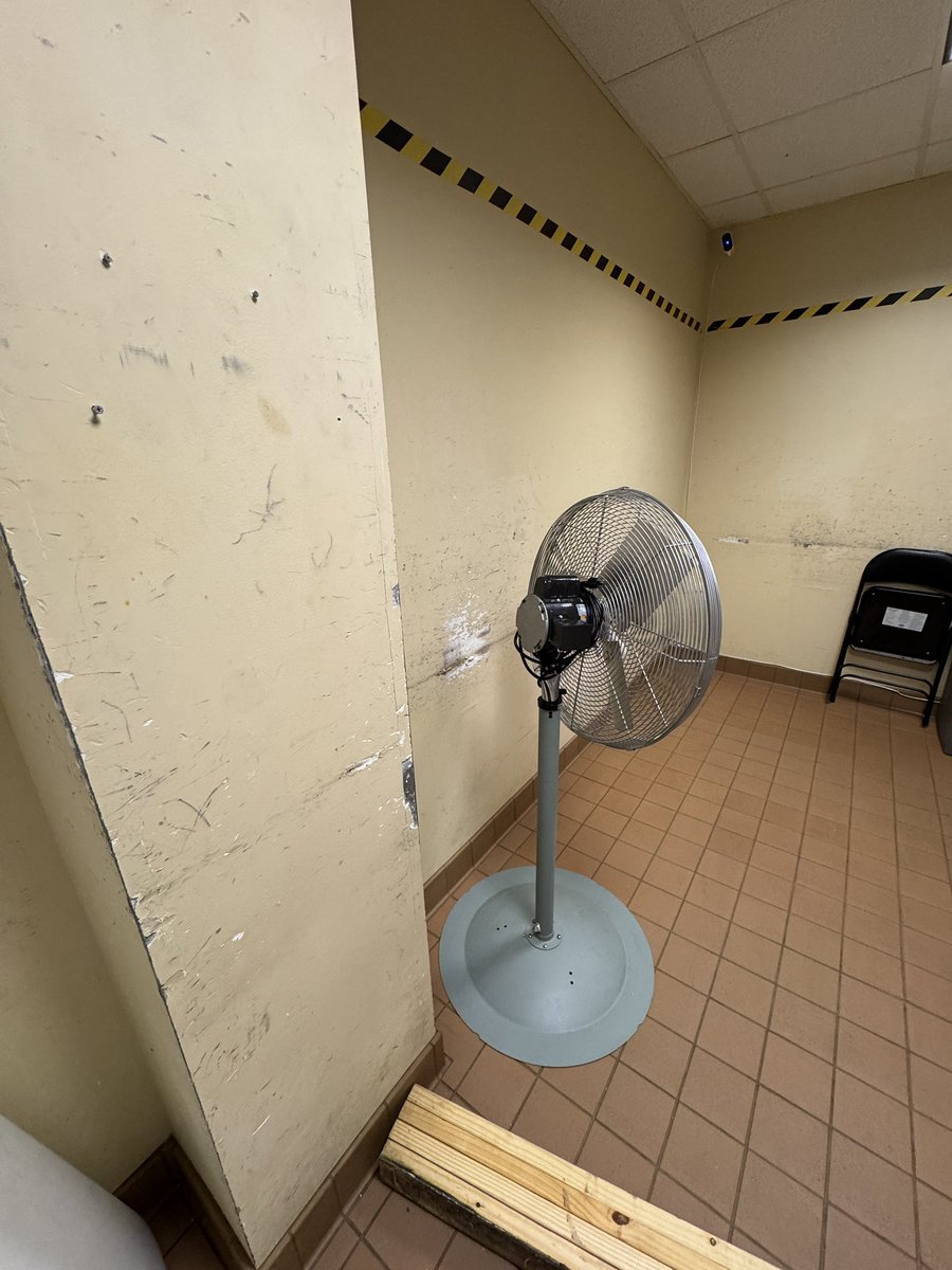 reallytanman's tweet image. My first office right off the kitchen at the OG masa chips factory. Lease here officially ends today after 3 years. 

This was an office building and we used the cafeteria kitchen for food production. Somehow we made up to 350,000 bags a month out of this place 

Will be missed!