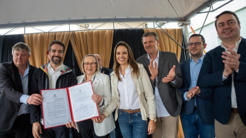 Em Estação, Leite assina portaria de habilitação do Programa Saúde 60+ RS

Governo vai repassar R$ 120 mil mensais para a instituição custear serviço ambulatorial especializado para pessoas idosas

saude.rs.gov.br/em-estacao-lei…