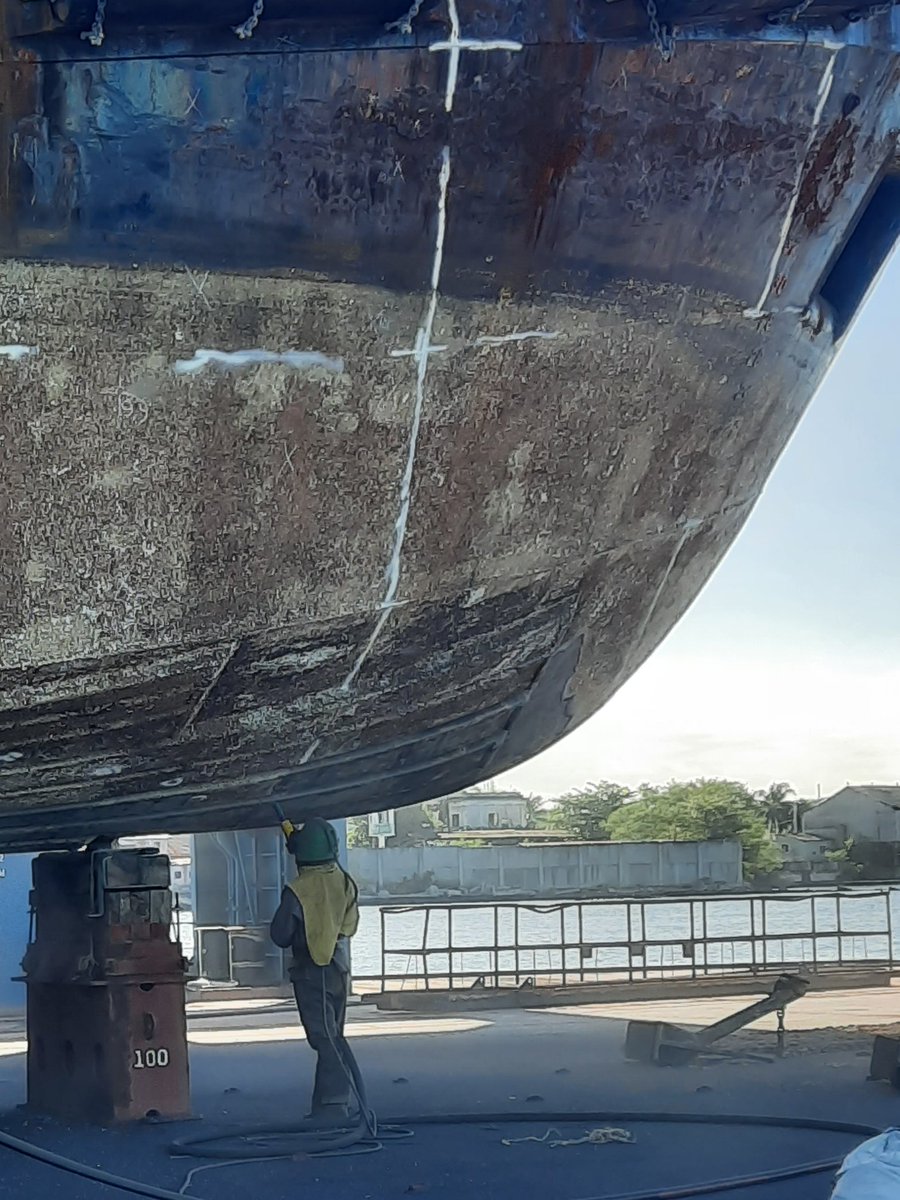 AstilleroCDC's tweet image. #CaribbeanDrydockCompany,S.A. Proceso de granallado del casco en el Remolcador Perla del Sur, nuestros operarios laboran con el compromiso de brindar un servicio de calidad.
#TransporteCuba #GemarOsde #UnidosXCuba
@DrydockCompany @GemarOsde @MitransCuba