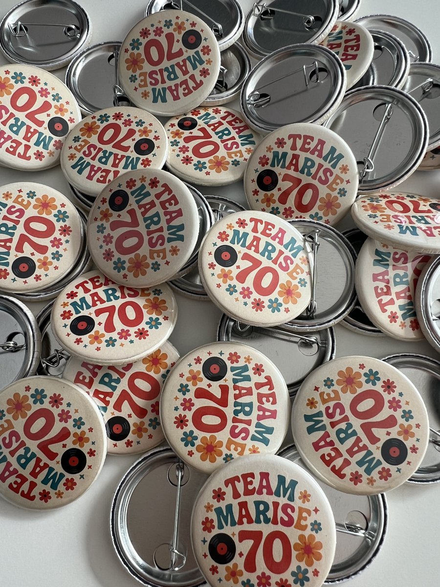 uvimark.com/producto/chapa…
📣 Chapas personalizadas para cada ocasión
En nuestra empresa diseñamos y fabricamos chapas personalizadas adaptadas a las necesidades de tu marca, evento o negocio.
Ofrecemos una amplia variedad de tamaños, acabados y estilos, con impresión de alta