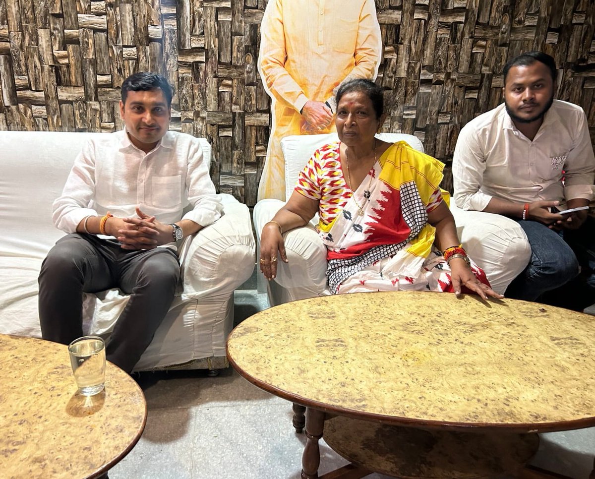 prateektmp's tweet image. बिहार विधानसभा चुनाव 2025 के प्रचार के क्रम में आज बेतिया विधानसभा की प्रत्याशी बिहार की पूर्व उप मुख्यमंत्री श्रीमती रेणु देवी जी से भेंट कर उनके चुनाव कार्यालय पर प्रचार अभियान को लेकर चर्चा हुई 
📍बेतिया, जिला पश्चिम चम्पारण, बिहार