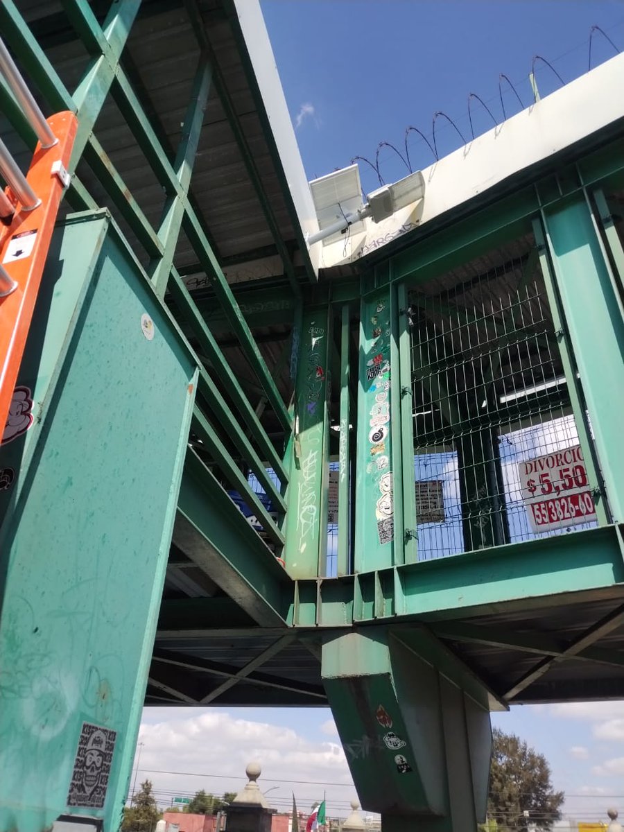 SEMOV_Edomex's tweet image. 🚧 ¡Avanzamos por una movilidad más segura!

🤝 Gracias al trabajo conjunto con @Ecatepec, instalamos luminarias solares 💡 en la Línea 4 del #Mexibús para iluminar puentes, rampas y escaleras. #ElPoderDeServir