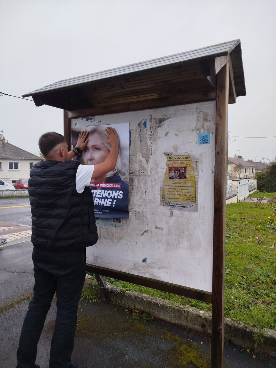 NoahBodin86's tweet photo. 🪣 Mercredi après midi action de collage, sur la 4 ème circonscription de la vienne ! 🇫🇷
#RN86 #RassemblementNational #Marine #france 🇫🇷🇫🇷🇫🇷 https://t.co/RQuDDucSx4