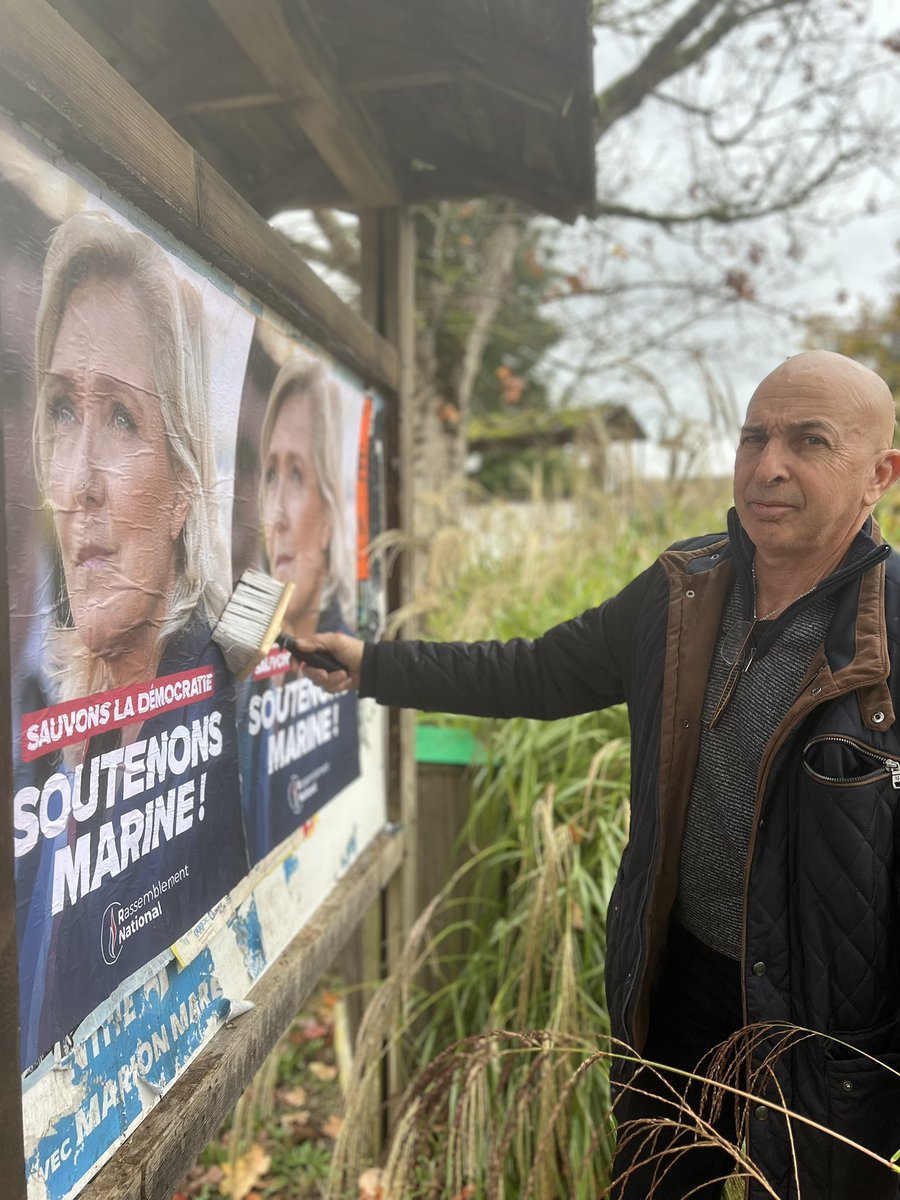 NoahBodin86's tweet photo. 🪣 Mercredi après midi action de collage, sur la 4 ème circonscription de la vienne ! 🇫🇷
#RN86 #RassemblementNational #Marine #france 🇫🇷🇫🇷🇫🇷 https://t.co/RQuDDucSx4