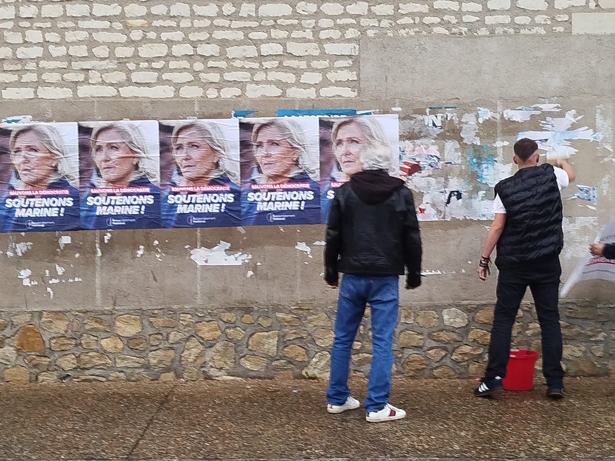 NoahBodin86's tweet photo. 🪣 Mercredi après midi action de collage, sur la 4 ème circonscription de la vienne ! 🇫🇷
#RN86 #RassemblementNational #Marine #france 🇫🇷🇫🇷🇫🇷 https://t.co/RQuDDucSx4
